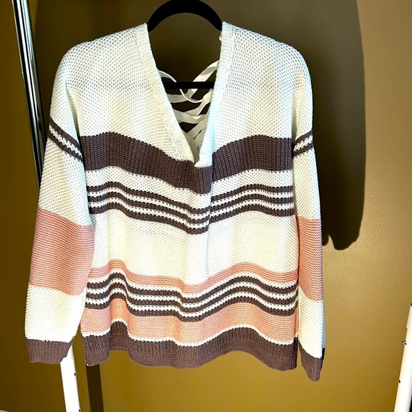 Sweater with crisscross details in the back, long sleeves. Size 2X - Picture 3 of 4